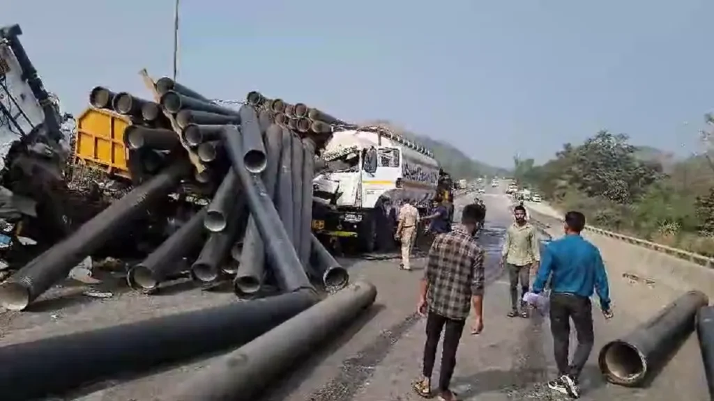 पालघर : डहाणूतील महालक्ष्मी पुलावर पाईप वाहून नेणाऱ्या मालवाहू ट्रकला टँकरची धडक