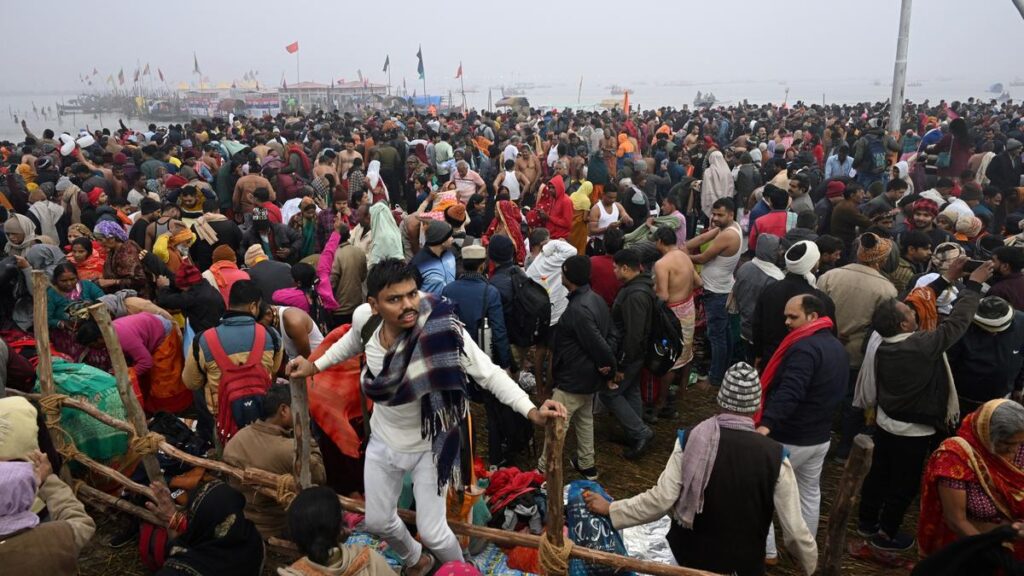 महाकुंभाच्या चौथ्या दिवशी भाविक त्रिवेणी संगमावर पवित्र स्नान करतात