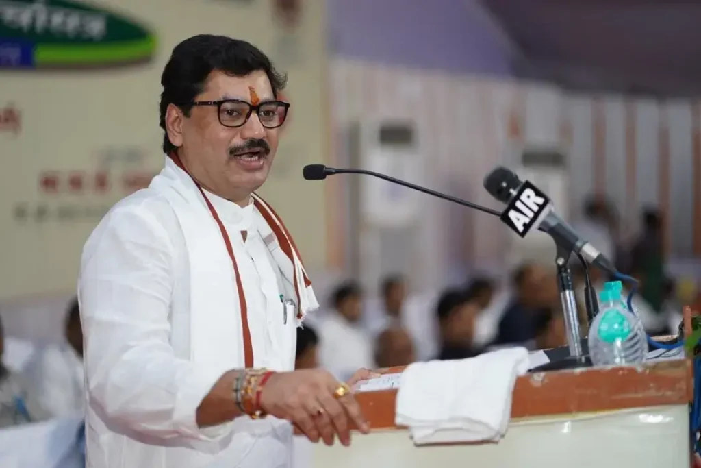 प्रमोद महाजन यांच्या नातेवाईकांनी महाराष्ट्राचे मंत्री धनंजय मुंडे यांच्यावर जमीन हडप केल्याचा आरोप; पंकजा यांना फटकारले