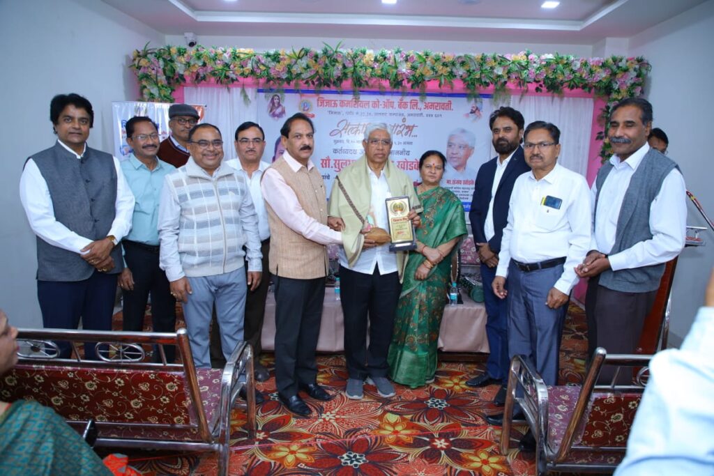 जिजाऊ बँकेत संजय खोडके आणि आमदार सुलभा खोडके यांचा दशरात्रोत्सवानिमित्त सत्कार