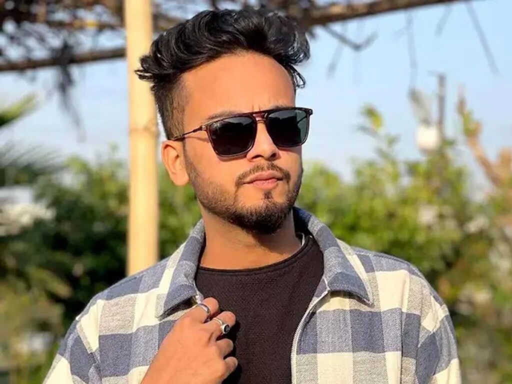 1,200 पानांचे आरोपपत्र दाखल झाल्यानंतर एल्विश यादव न्यायालयात हजर झाला, हे साप तस्करीचे प्रकरण आहे.