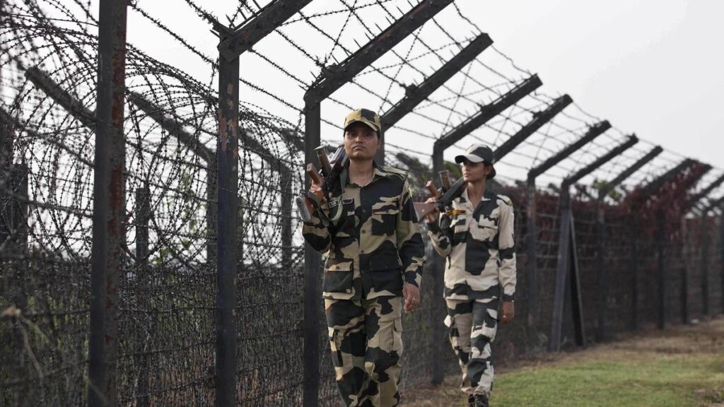 पाकिस्तानी सैन्याने जम्मू-काश्मीरमध्ये शस्त्रसंधीचे उल्लंघन केले, भारतीय सैन्याने प्रत्युत्तर दिल्याने नुकसान झाले.