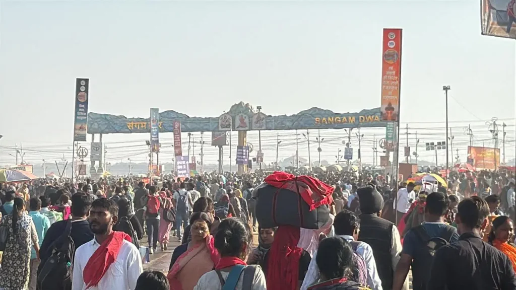 महाकुंभ २०२५ : संगम नाक्यावर फौजफाटा तैनात… सतत घोषणा, माघी पौर्णिमेपूर्वी गर्दी वाढली; घाट जाम